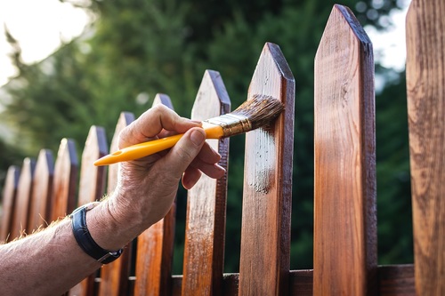 Malujemy drewniane elementy w ogrodzie przed nadchodzącym sezonem